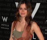 La ravissante Rachel Bilson s'est rendue à la Fashion Week dans une jolie robe brune asymétrique... On vous le dit, elle a fait des envieuses !