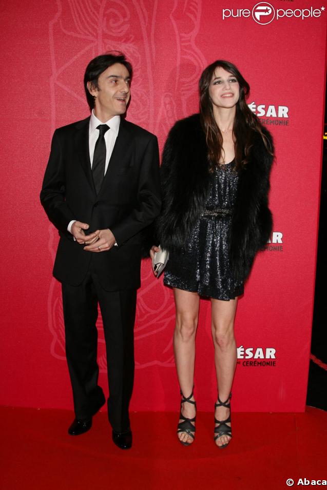 Charlotte Gainsbourg, qui présidait les Césars hier soir, et son époux Yvan Attal : le couple français glam' par excellence ! 