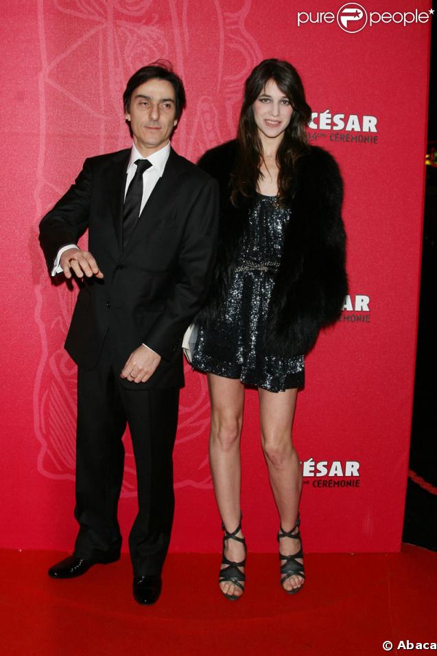 Aussi glamour que Mr and Mrs Smith (dans le film du même nom), Yvan Attal et son épouse Charlotte Gainsbourg ont ravi les photographes ! 