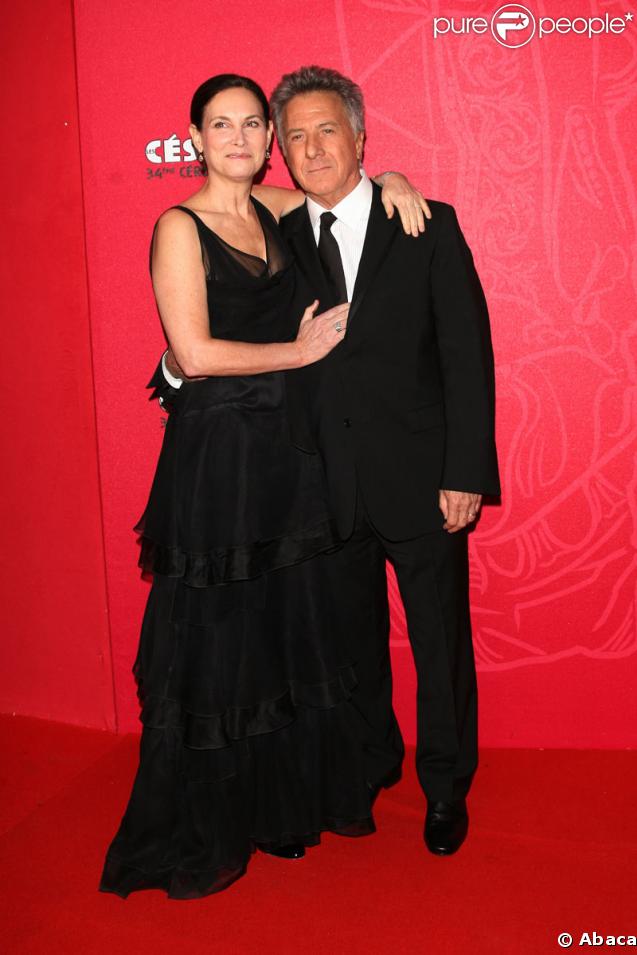 Dustin Hoffman récompensé d'un César d'honneur, accompagné de son épouse Lisa 