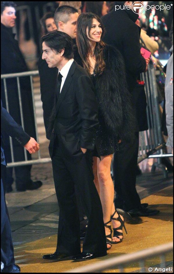 Coulisses et potins des César 2009 : Yvan Attal et Charlotte Gainsbourg arrivent au Fouquet's 