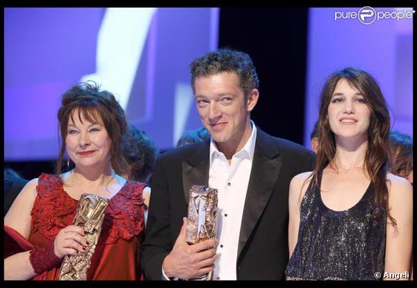Les deux gagnants Vincent Cassel et Yolande Moreau avec la maîtresse de cérémonie Charlotte Gainsbourg aux César 2009