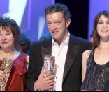 Les deux gagnants Vincent Cassel et Yolande Moreau avec la maîtresse de cérémonie Charlotte Gainsbourg aux César 2009