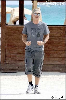 Eros Ramazzotti se repose sur une plage de Miami ! 01/03/09