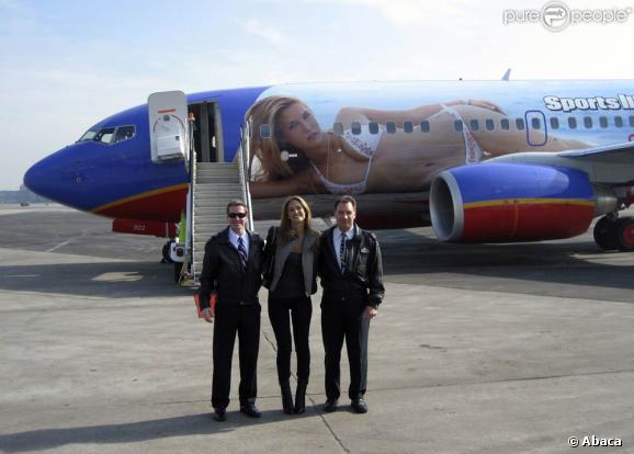 Le mannequin israélien Bar Refaeli, entourée des pilotes du SI one, un Boeing 737 au couleur de la couverture du numéro de Sports Illustrated - Swimsuits Issue - 2009