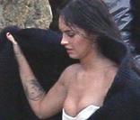 Megan Fox en plein shooting photo sur la plage