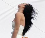Megan Fox en plein shooting photo sur la plage
