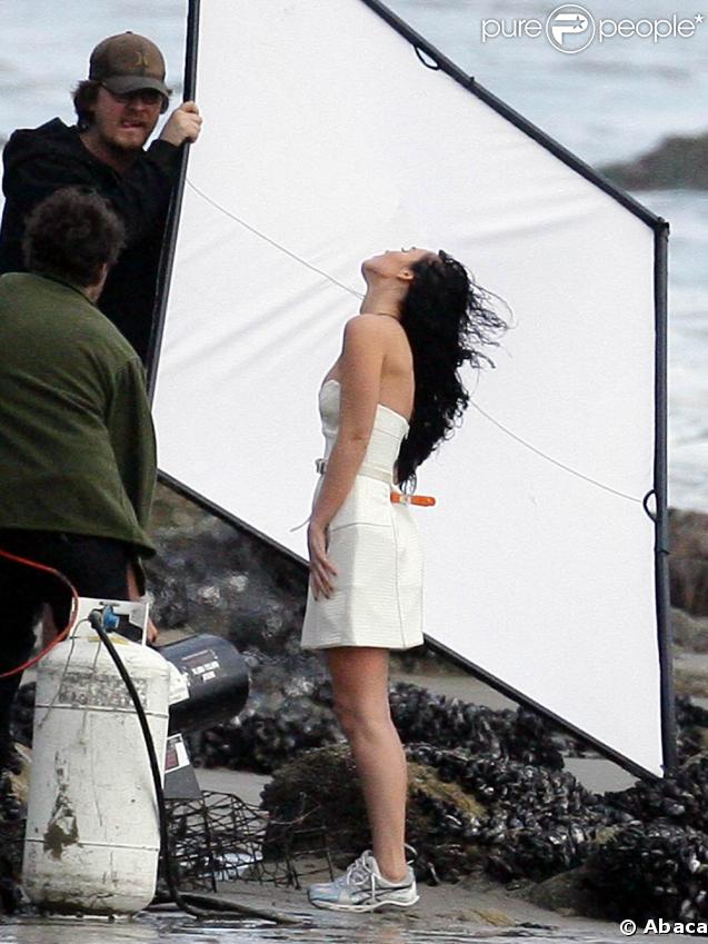 Megan Fox en plein shooting photo sur la plage