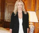 Charlize Theron à l'hôtel Bristol ce matin, mardi 3 mars