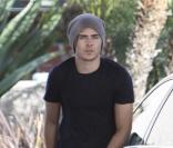 Zac Efron, en jean, converses et bonnet, le héros des teenager est vraiment craquant.  