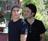 Zac Efron et un ami, se baladent dans Hollywood le 3 mars. 