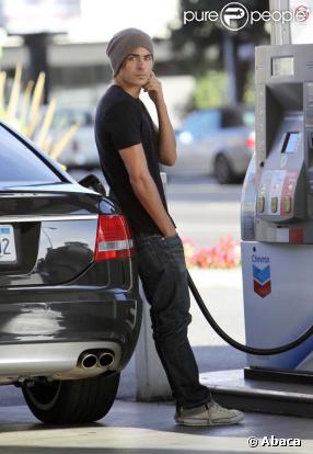 Zac Efron, à la station sevice avant de reprendre la route vers son palace. A quoi penses-tu Zac où peut bien être ta belle Vanessa... 