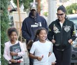 Kimora Lee ses deux filles Ming et Aoki et Djimon Hounsou à Los Angeles le 25/01/2009 