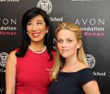 Reese Witherspoon et Andrea Jung à la conférence de presse de la foundation pour les femmes de Avon à Washington le 3 mars 2009