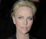 Charlize Theron au défilé prêt-à-porter Christian Dior Automne-Hiver 2009/2010, le 6 mars 2009 à l'Espace Ephémère du Jardins des Tuileries 