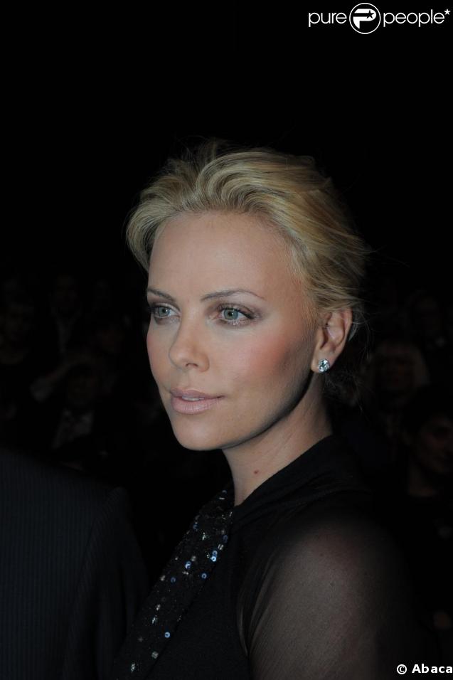 Charlize Theron au défilé Christian Dior Automne-Hiver 2009/2010