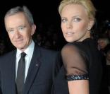 Charlize Theron au défilé Christian Dior Automne-Hiver 2009/2010, avec Bernard Arnault et sa femme Héléne 