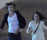 Zac Efron et Vanessa Hudgens sortent d'un restaurant en courant !