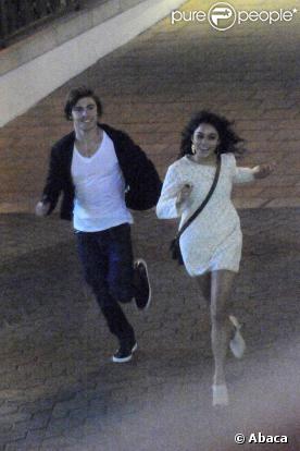 Zac Efron et Vanessa Hudgens sortent d'un restaurant en courant !