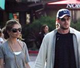 Eric Dane et Rebecca Gayheart font du shopping en amoureux dans les rues ensoleillées de Malibu le samedi 7 mars 2009. 