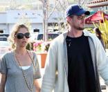 Eric Dane et Rebecca Gayheart main dans la main, lunettes de soleil, jeans, casquette et ballerines : la recette de l\'amour selon... Dr Glamour. <br />