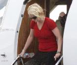 Britney Spears arrivant à l'aéroport de McComb dans le Mississippi le 27 février 2009 avec ses fils Sean Preston et Jayden James et son frère Bryan