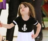 Suri Cruise tenant la main de Katie Holmes à Rio de Janeiro en février 2009 