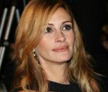 La superbe Julia Roberts s'est vue offrir un magnifique bouquet à son arrivée, le jeudi 12 mars 2009, au Gaumont Marignan des Champs-Elysées, à l'occasion de l'avant-première parisienne de 
