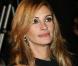 La superbe Julia Roberts s'est vue offrir un magnifique bouquet à son arrivée, le jeudi 12 mars 2009, au Gaumont Marignan des Champs-Elysées, à l'occasion de l'avant-première parisienne de "Duplicity" !