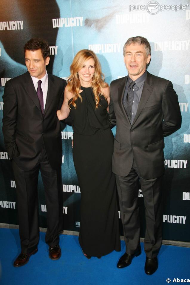 Le trio du film - Clive Owen, Julia Roberts et le réalisateur Tony Gilroy -, le jeudi 12 mars 2009, au Gaumont Marignan des Champs-Elysées, à l'occasion de l'avant-première parisienne de 
