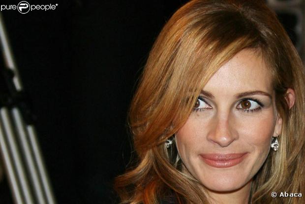La superbe Julia Roberts et son petit air mutin, le jeudi 12 mars 2009, au Gaumont Marignan des Champs-Elysées, à l'occasion de l'avant-première parisienne de "Duplicity" !