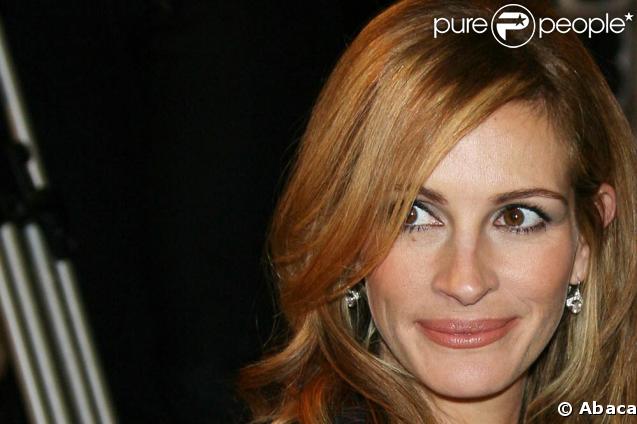 La superbe Julia Roberts et son petit air mutin, le jeudi 12 mars 2009, au Gaumont Marignan des Champs-Elysées, à l'occasion de l'avant-première parisienne de 