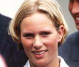 En août 1997, pour les 97 ans de la reine-mère, le tailleur lilas, c'était pas encore ça... Et sa coupe de cheveux rapprochait plus Zara de son cousin William, derrière elle, que d'une demoiselle de 16 ans.