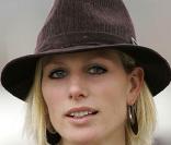 Dix ans plus tard, pour le rendez-vous équestre de Cheltenham en mars 2007, même le sourire de la jeune femme semble avoir changé sous chapeau de cow-boy et ses mèches blondes. No comment sur l'authentique dent de requin en bois qui orne son cou...