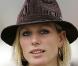 Dix ans plus tard, pour le rendez-vous équestre de Cheltenham en mars 2007, même le sourire de la jeune femme semble avoir changé sous chapeau de cow-boy et ses mèches blondes. No comment sur l'authentique dent de requin en bois qui orne son cou...