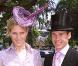 Par contre, en 2002 aux courses d'Ascot, rendez-vous du gratin de la haute société britannique, Zara a eu... Une mauvaise inspiration sur sa tenue. Etait-ce l'influence de son boyfriend jockey de l'époque, cravate assortie à la robe de sa belle ?<br 