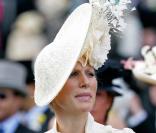 6 ans plus tard, en 2008, toujours à Ascot, le chapeau extravagant est certes toujours de circonstance, mais Zara le porte avec infiniment plus de classe. Pour sa tenue, elle a délaissé le mauve à fleurettes et ce look crème et noir lui va à merveill