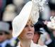 6 ans plus tard, en 2008, toujours à Ascot, le chapeau extravagant est certes toujours de circonstance, mais Zara le porte avec infiniment plus de classe. Pour sa tenue, elle a délaissé le mauve à fleurettes et ce look crème et noir lui va à merveill