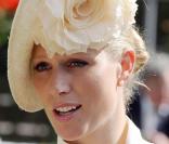 On ne résiste pas à l'envie de vous proposer l'autre profil de miss Phillips qui réussit l'exploit de porter cet objet mi-chapeau mi-fleur avec élégance !