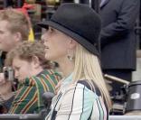 Les tenues élégantes et raffinées n'ont pas toujours été le fort de Zara Phillips. Le jour du mariage de son oncle le Prince Charles avec Camilla, en avril 2005, robe bariolée et chapeau de cow-boy ne cadraient pas très bien avec l'ambiance ! 