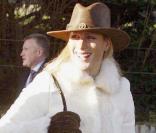 Pour la messe de Noël, en décembre 2004, c'était peau de chèvre sur le dos et chapeau du far-west à nouveau ! Pas très famille royale comme style tout de même...