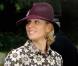 Deux ans plus tard, à la sortie de la même messe de Noël, la tenue de Zara est un peu plus "famille royale"... Car elle semble avoir volé une des tapisseries du château de Windsor pour s'en habiller ! Elle y ajoute même chapeau et pochette assortis..
