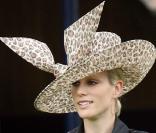 Depuis 2007, Zara Phillips affiche son nouveau (joli) look et parvient même à porter les chapeaux les plus extravagants sans avoir l'air ridicule, performance à souligner, comme ici à Ascot en juin 2007.