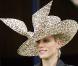 Depuis 2007, Zara Phillips affiche son nouveau (joli) look et parvient même à porter les chapeaux les plus extravagants sans avoir l'air ridicule, performance à souligner, comme ici à Ascot en juin 2007.