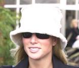 Effectivement, aux courses de Cheltenham en 2004, le bob en moumoute n'était pas du meilleur effet sur la tête de miss Phillips...