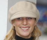 ...  Et en 2005, toujours à Cheltenham, ce n'était pas encore ça avec la casquette enfoncée jusqu'aux yeux et le manteau orné de queues de raton-laveur !