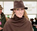 Cette année, à ce même rendez-vous hippique de Cheltenham, Zara Phillips nous est apparue souriante, dans une tenue sobre et élégante, n'abandonnant tout de même pas le côté far-west qu'elle affectionne ! On la préfère vraiment aujourd'hui ! 