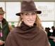 Cette année, à ce même rendez-vous hippique de Cheltenham, Zara Phillips nous est apparue souriante, dans une tenue sobre et élégante, n'abandonnant tout de même pas le côté far-west qu'elle affectionne ! On la préfère vraiment aujourd'hui ! 