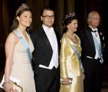 La princesse Victoria de Suède et son fiancé Daniel Westling au Palais Royal avec la reine Silvia et le roi Carl XVI Gustav de Suède, pour le dîner de la Saint Victoria au Palais Royal, le 12 mars 2009.
