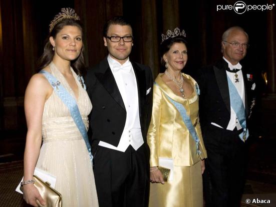 La princesse Victoria de Suède et son fiancé Daniel Westling au Palais Royal avec la reine Silvia et le roi Carl XVI Gustav de Suède, pour le dîner de la Saint Victoria au Palais Royal, le 12 mars 2009.  